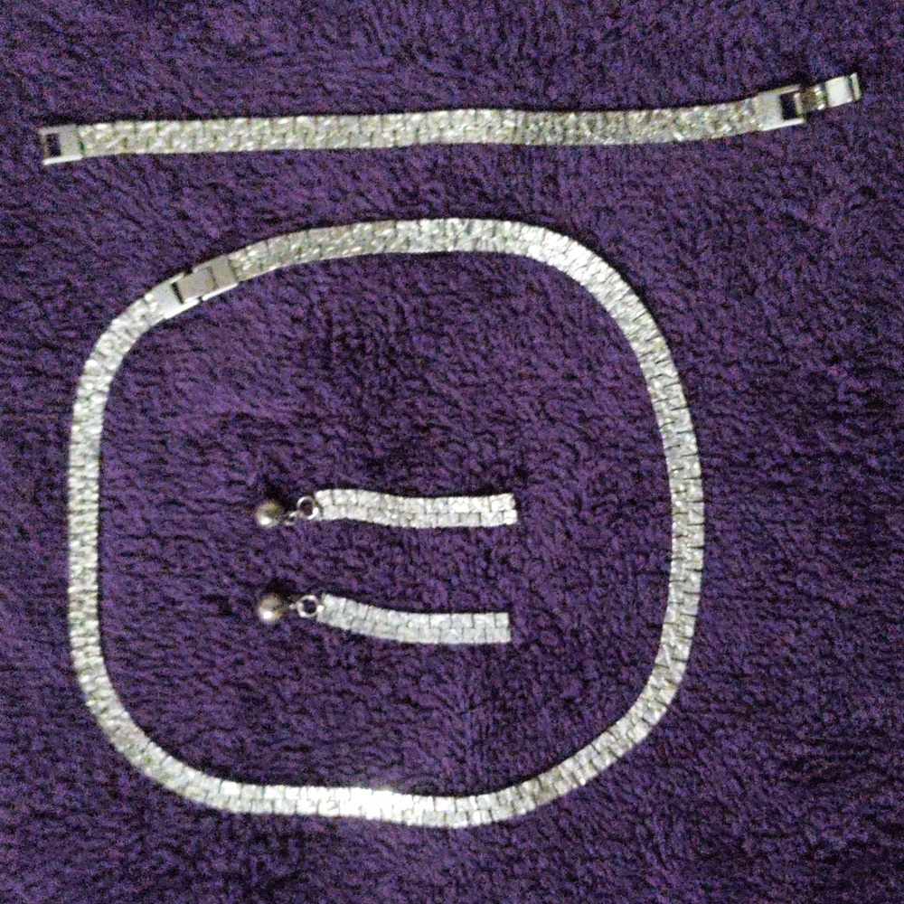 Unique 925 Sterling Silver necklace, bracelet & earrings set.
